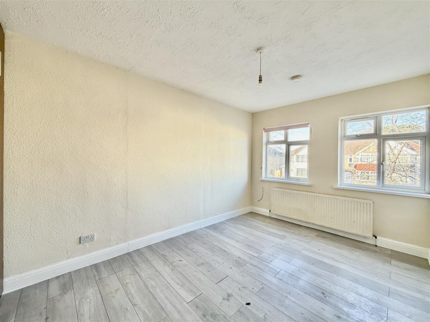 Images for Parkfield Parade, High Street, Feltham. TW13