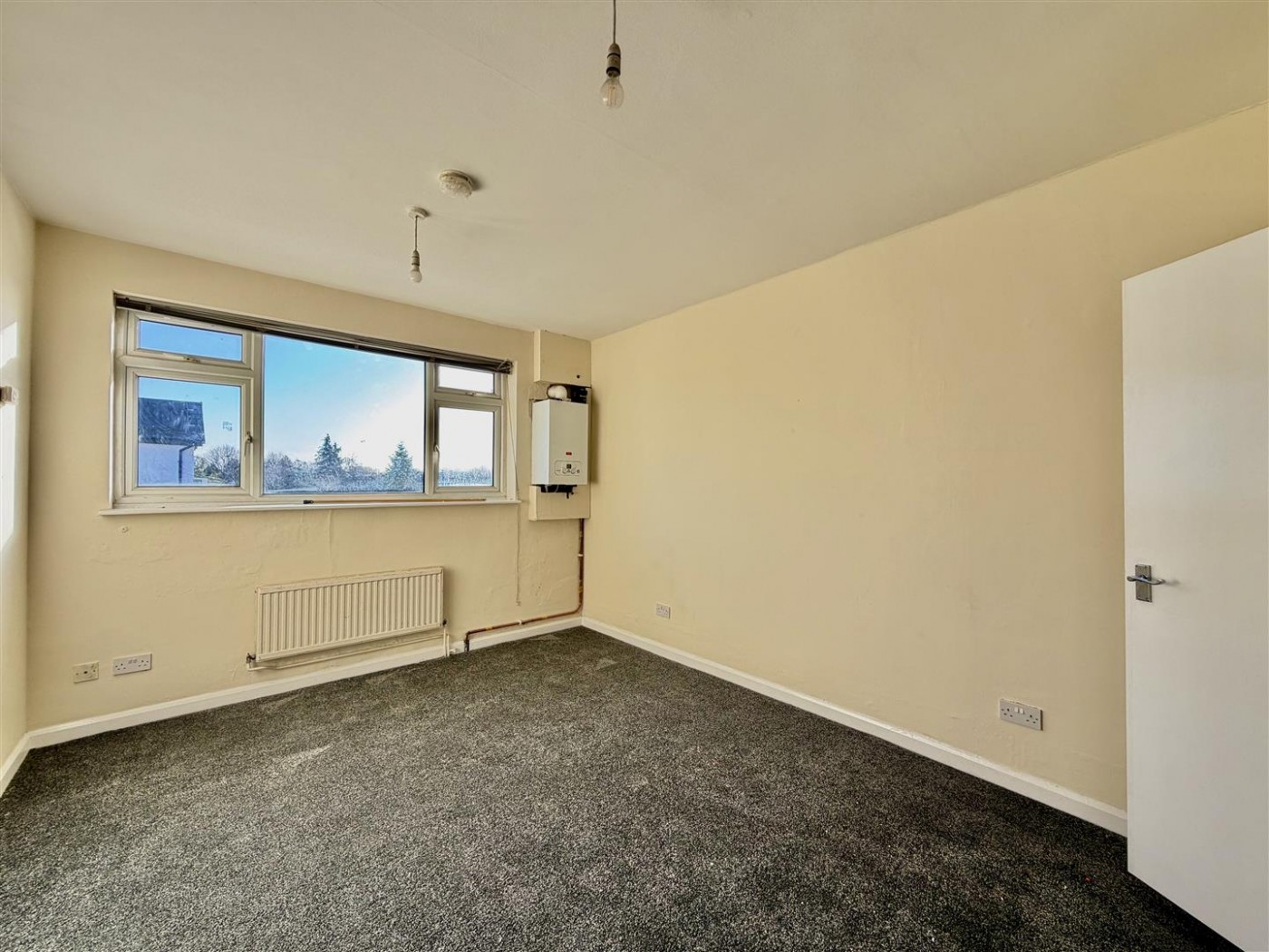Images for Parkfield Parade, High Street, Feltham. TW13