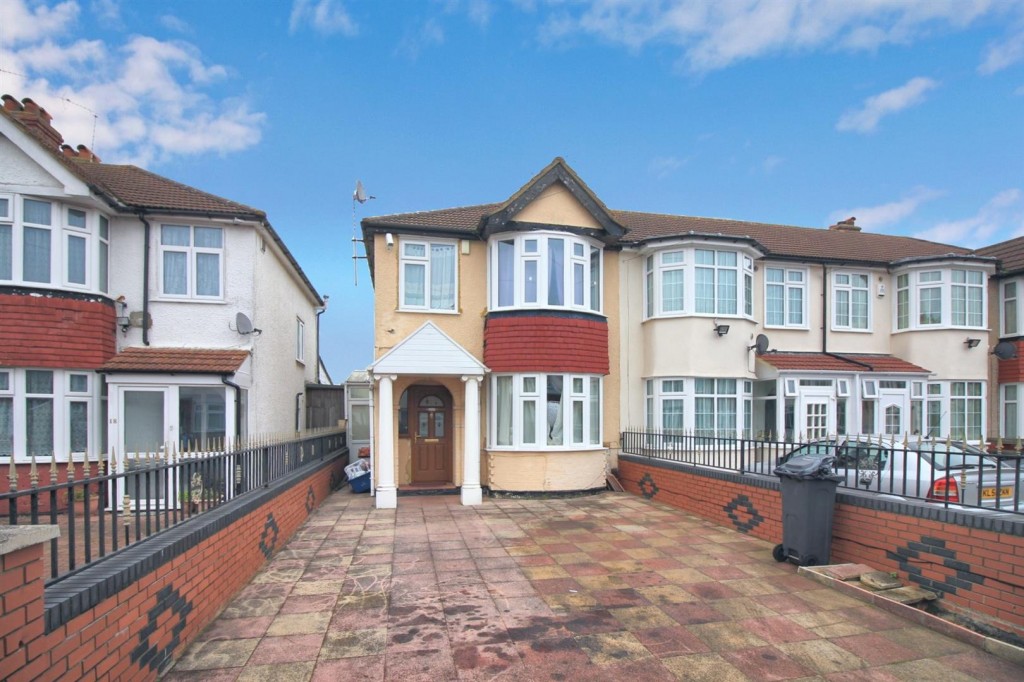 Myrtle Avenue, Feltham, TW14, 4 bedroom, House End Terrace
