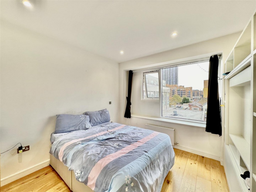Central House, Lampton Road, Hounslow, TW3, Apartment