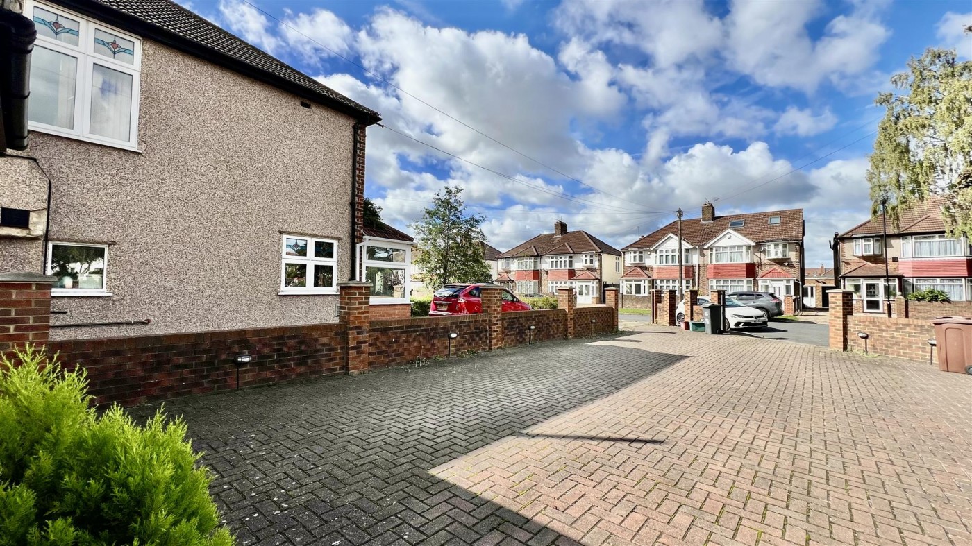 Images for Shelley Crescent, Heston, TW5